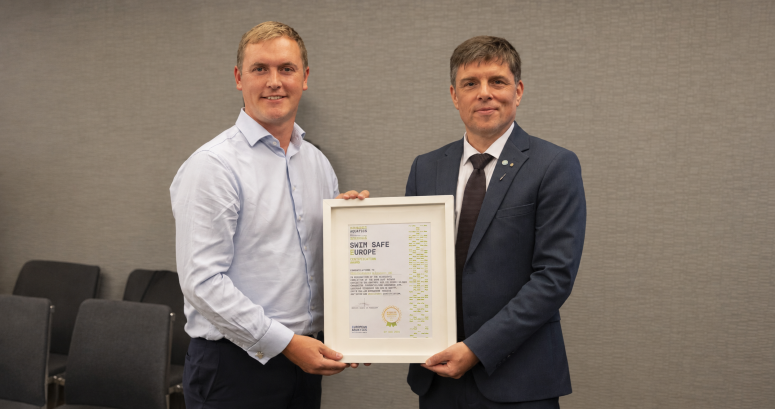 Gordon Hunter from Scottish Swimming being presented by Rókur í Jákupsstovu from European Aquatics with the gold standard certificate.
