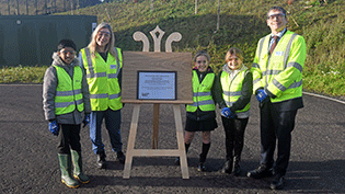 Pupils from Winchburgh Primary School unveiling a plaque to mark the opening of Winchburgh Waste Water Treatment Works with Cabinet Secretary for Net Zero and Energy Gillian Martin and Scottish Water Chief Executive Alex Plant